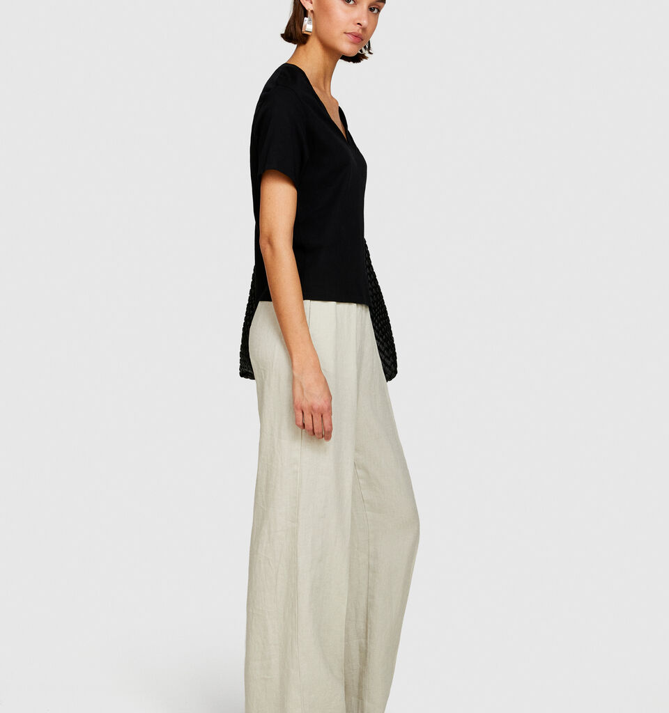 T-shirt with V-neck in 100% organic cotton - women's short sleeve t-shirts - Black | Sisley image number 2